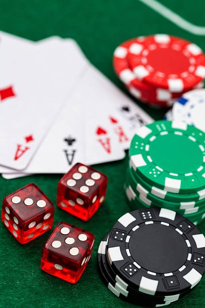 rpok Evolution Gaming lobby showing multiple table options and stake levels with player statistics